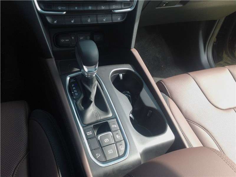 Фото Hyundai Santa Fe - Вокруг кулисы АКПП сгруппированы многие полезные клавиши: от выбора режимов до включения автопарковки