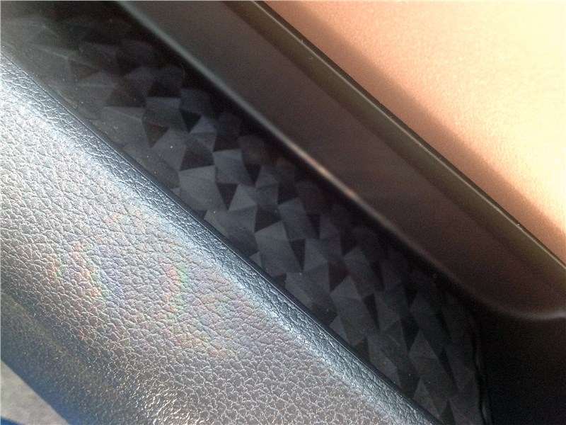 Фото Hyundai Santa Fe - … и даже внутри дверного кармана