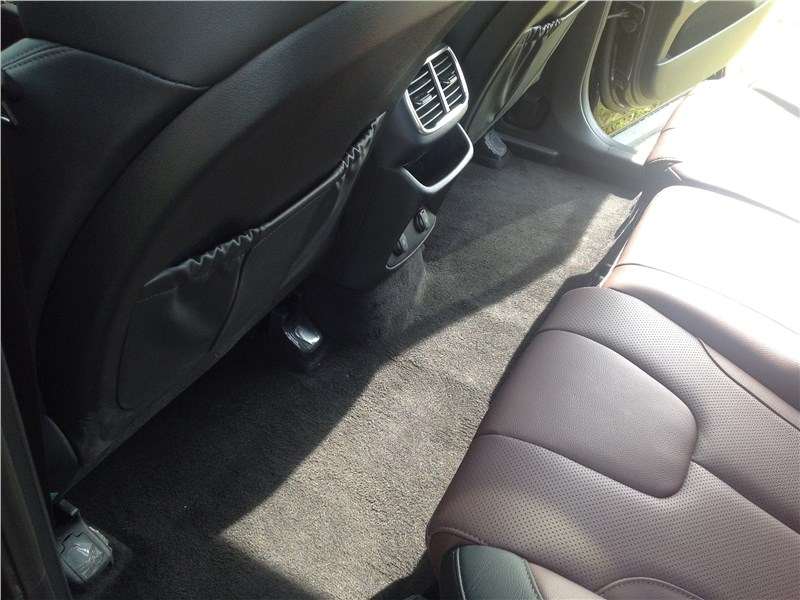 Фото Hyundai Santa Fe - На заднем ряду будет просторно и ногам пассажиров…