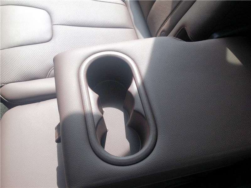 Фото Hyundai Santa Fe - … и для их рук тоже найдётся опора