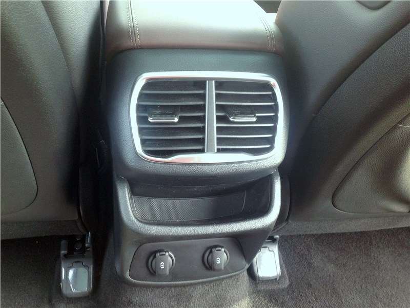 Фото Hyundai Santa Fe - Две USB-зарядки, персональные воздуховоды, но управление климатом – только с переднего ряда