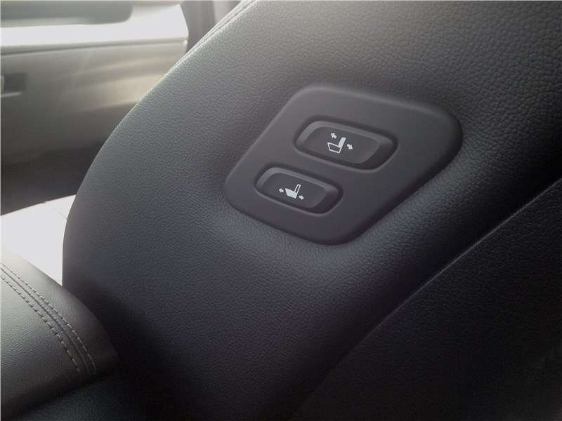 Фото Hyundai Santa Fe - А если понажимать эти клавиши на боковине спинки переднего ряда…