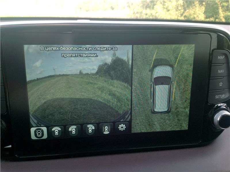 Фото Hyundai Santa Fe - … как видно из надписи на кнопках центрального дисплея. Что ж, зато к камере вопросов нет