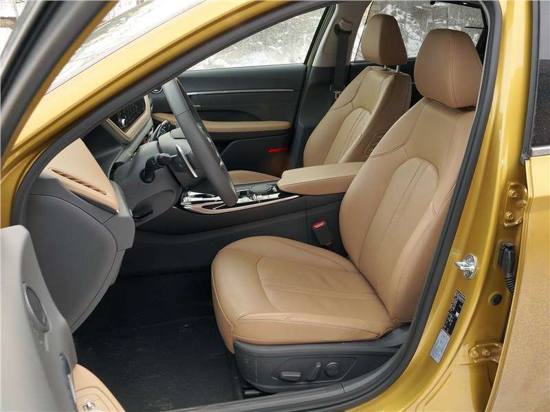 Фото Hyundai Sonata - Передние сиденья широкие и мягкие, кожа немного скользкая на ощупь