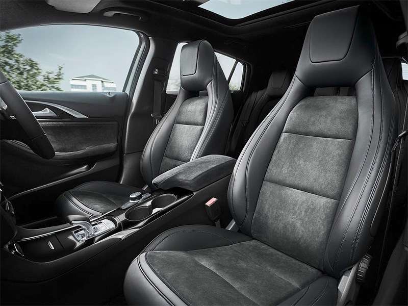 Фото Infiniti Q30 - Infiniti Q30 2016 передние кресла