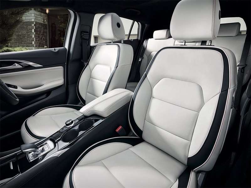 Фото Infiniti Q30 - Infiniti Q30 2016 передние кресла