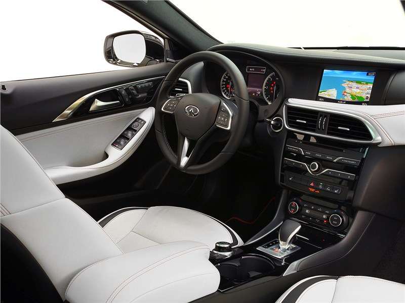 Фото Infiniti Q30 - В салоне немецкие технологии удачно «вплетены» в фирменный японский дизайн