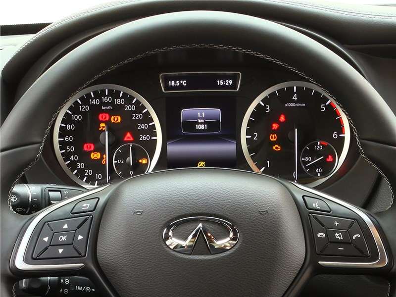 Фото Infiniti Q30 - Infiniti Q30 2016 приборная панель