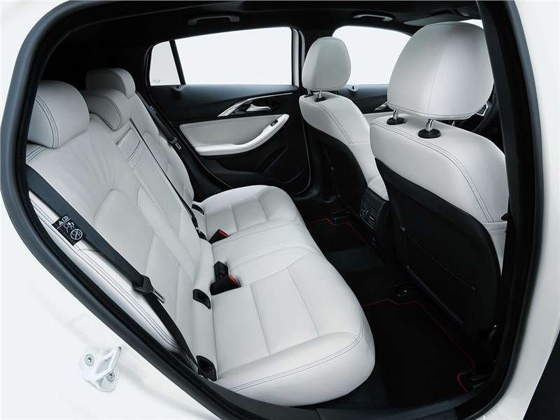 Фото Infiniti Q30 - Infiniti Q30 2016 задний диван
