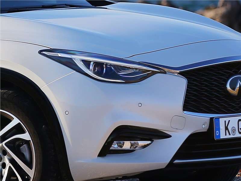 Фото Infiniti Q30 - Infiniti Q30 2016 передний свет