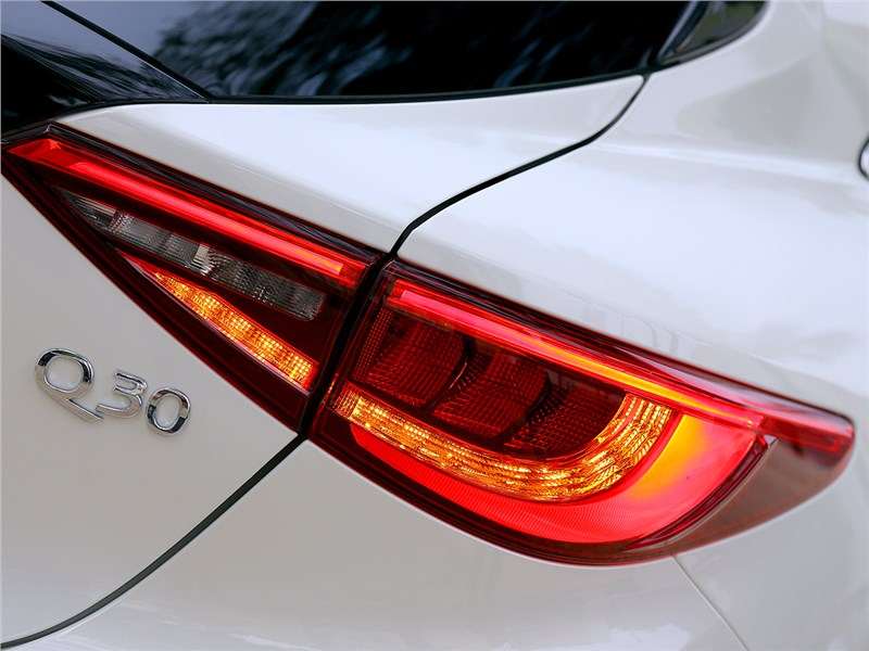 Фото Infiniti Q30 - Infiniti Q30 2016 задний фонарь