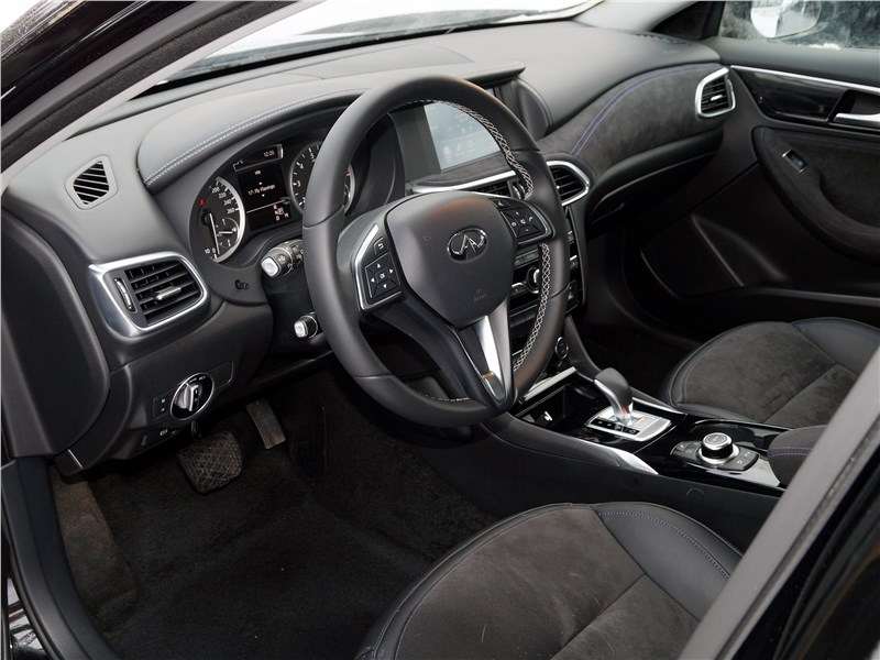 Фото Infiniti Q30 - Оформление салона вполне самобытное, хотя знатоки марки находят сходства с «Мерседесами»