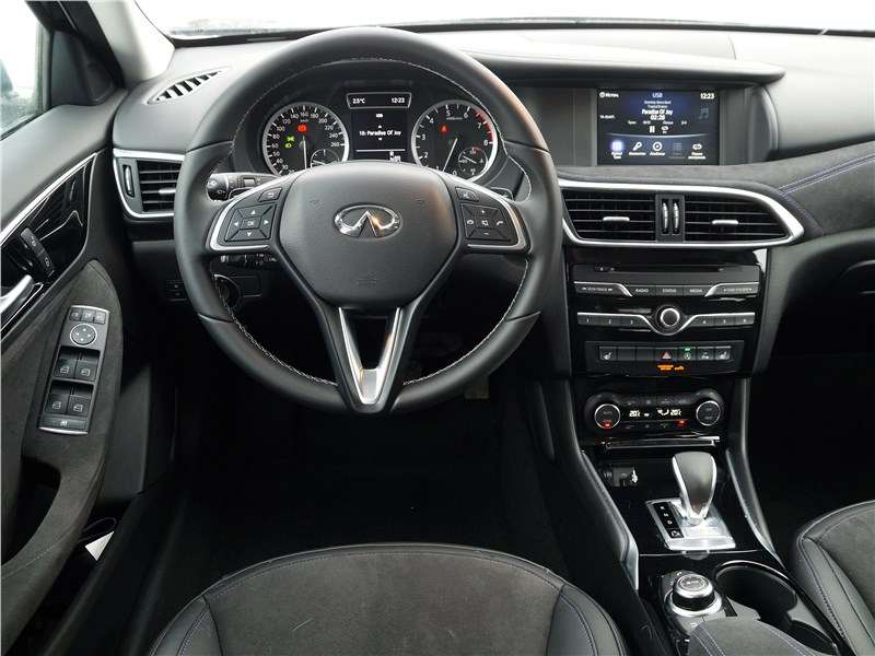 Фото Infiniti Q30 - Водительский «кокпит» в Infiniti Q30: настраивайтесь на спорт!