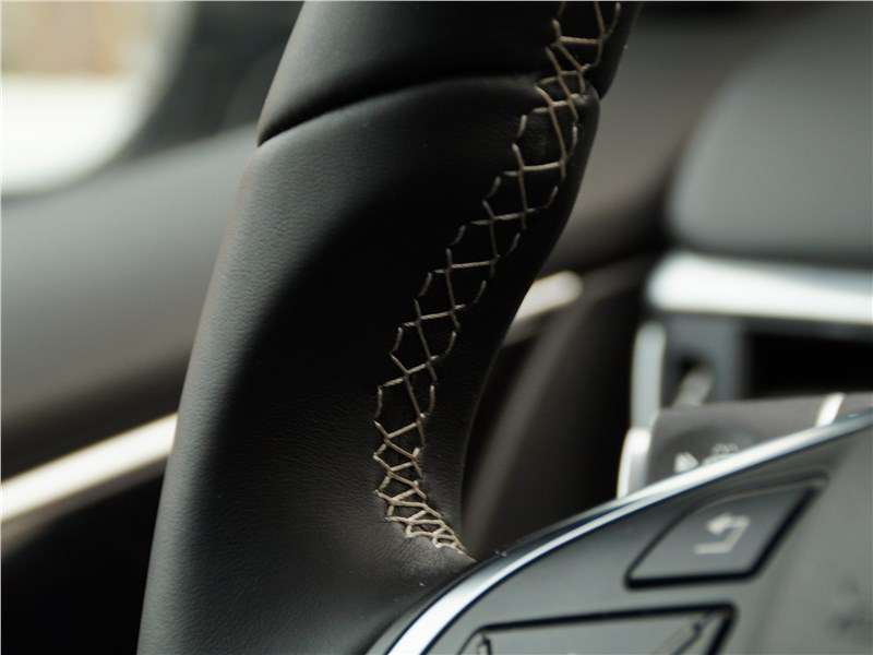 Фото Infiniti Q30 - Рулевое колесо обшито кожей с контрастной прострочкой