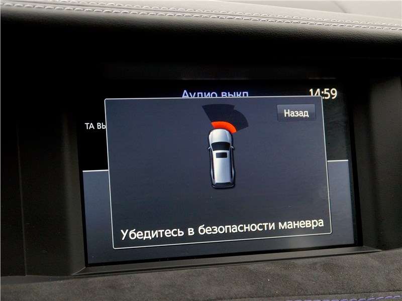 Фото Infiniti Q30 - …а также работа парктроника (в дополнение к камере заднего вида)