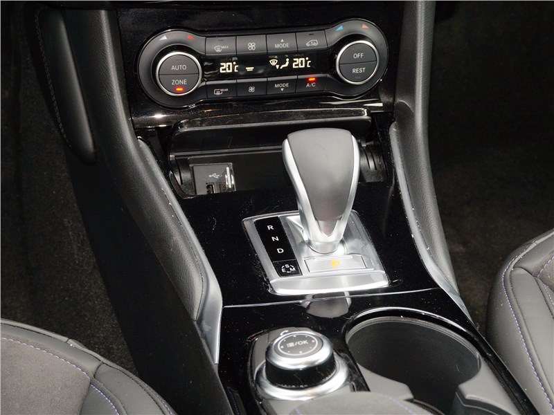 Фото Infiniti Q30 - Климат-контроль – двухзонный. Работает безукоризненно