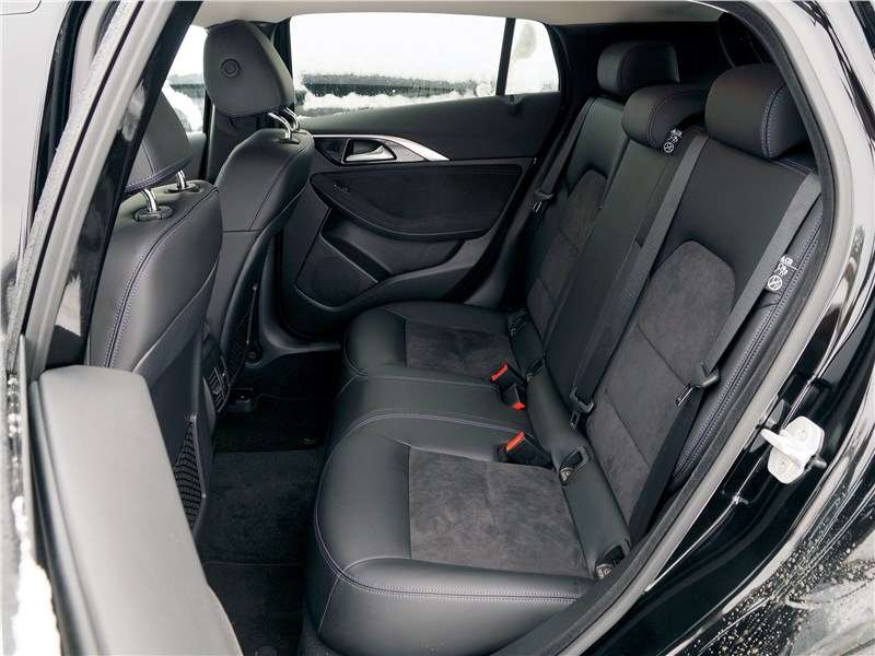 Фото Infiniti Q30 - Даже на фотографии видно, что подушка заднего дивана имеет небольшую длину