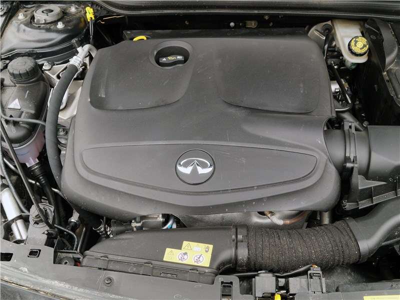 Фото Infiniti Q30 - 211-сильный бензиновый турбодвигатель радует высоким крутящим моментом уже с 1200 об/мин