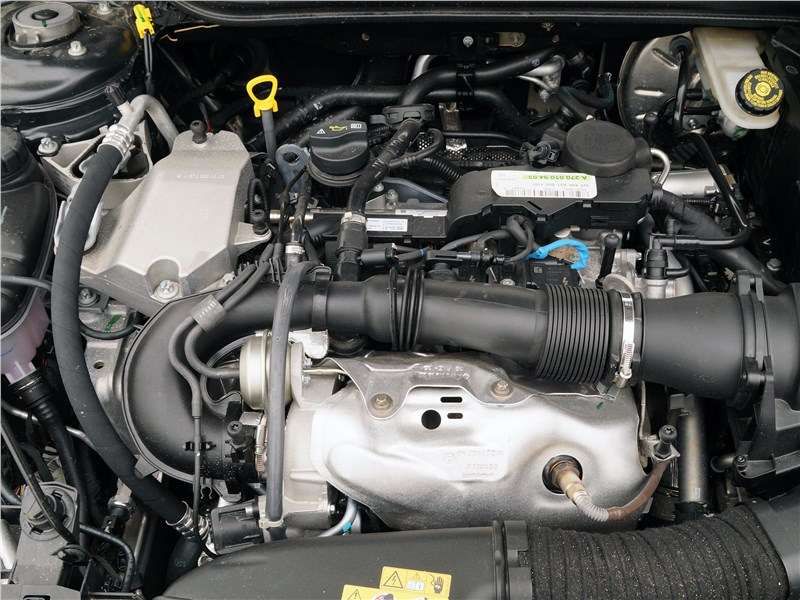 Фото Infiniti Q30 - Двигатель со снятой декоративно-шумоизоляционной крышкой