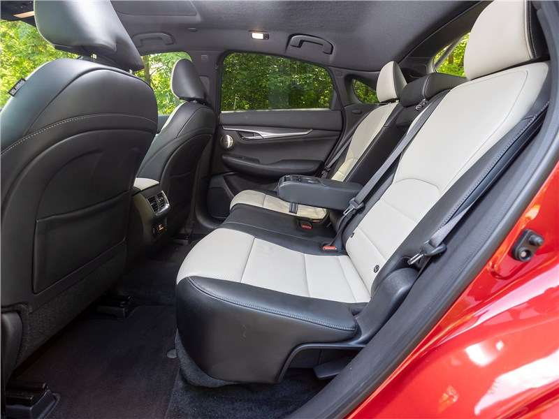 Фото Infiniti QX55 - Продольная регулировка подушки дивана QX55 – заметный плюс