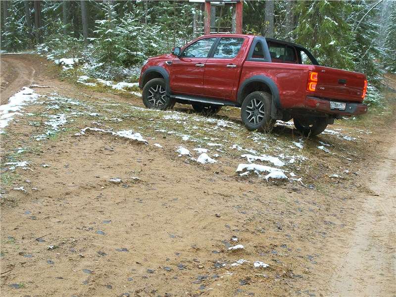Фото JAC T8 Pro - Эту песчаную «связку» между двум дорогами преодолевали многие кроссоверы с «умнейшими» системами полного привода. Но ни один из них не делал это так легко, как пикап