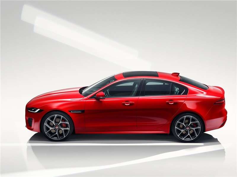 Фото Jaguar XE - Jaguar XE 2020 вид сбоку