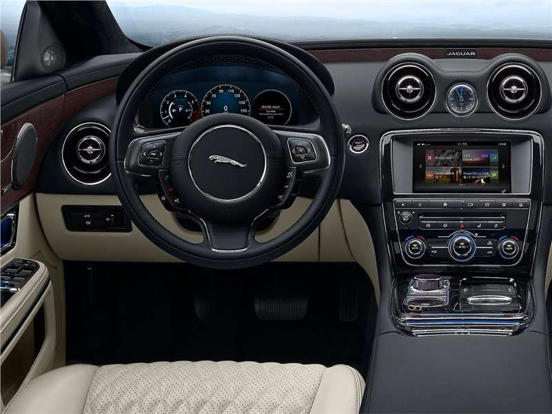 Фото Jaguar XJ - Jaguar XJ 2016 водительское место