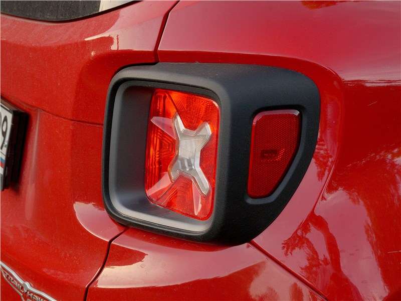 Фото Jeep Renegade - Задние фонари частично «распространяются» на боковины кузова,...