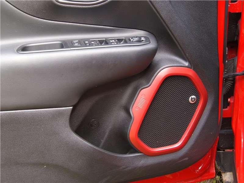Фото Jeep Renegade - Материалы качественные, итальянская сборка — отличная. Динамики Beats весьма «басистые». На красной окантовке видна эмблема Jeep