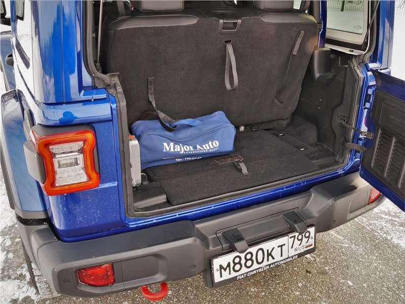 Фото Jeep Wrangler - ...но в тестовой комплектации на этот раз не было рулона со съемным чехлом задней части кузова, так что при желании можно было бы взять с собой больше вещей
