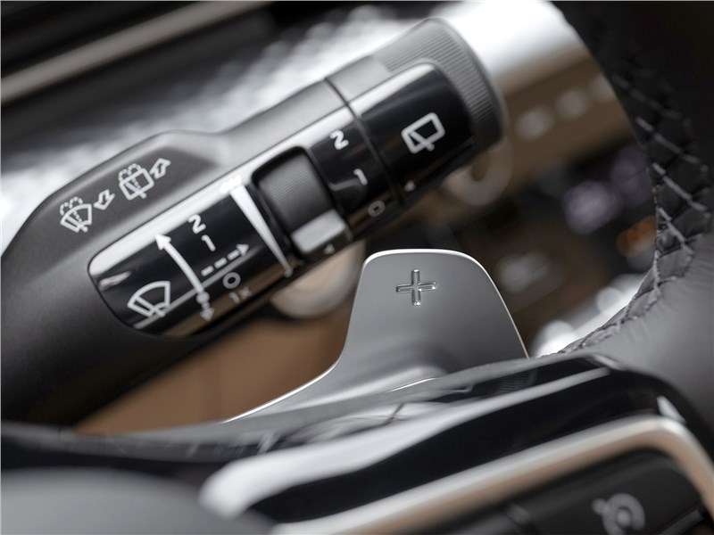 Фото KIA Carnival - Подрулевые переключатели скоростей не требуются, мотор и трансмиссия легко справляются с тяжелой машиной 