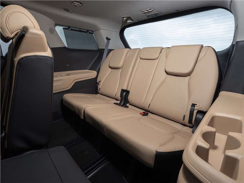 Фото KIA Carnival - Развернутые в боевом порядке кресла третьего ряда оставляют позади себя более 600 л объема для поклажи