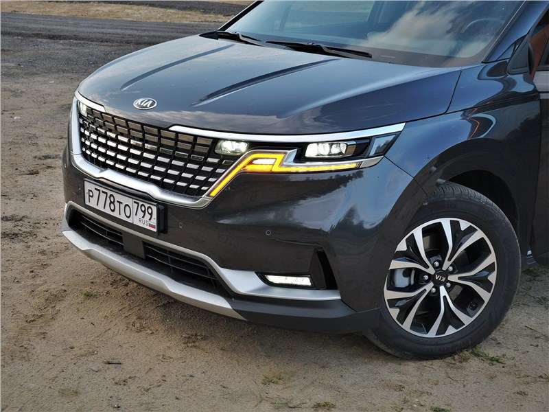 Фото KIA Carnival - Передок нового Kia Carnival. Дизайн и техническое исполнение световых приборов достойны автомобиля более высокого класса