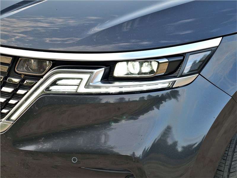 Фото KIA Carnival - Фары огромного минивэна поистине миниатюрные. Но свет, тем не менее, они предлагают роскошный
