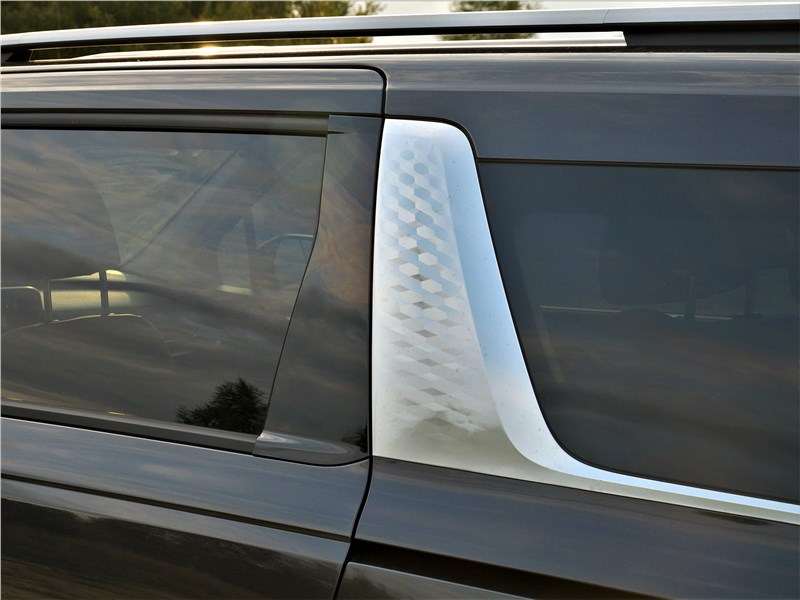 Фото KIA Carnival - Характерные «акульи плавники» на стойках кузова присутствуют на многих новых моделях Kia, но на Carnival они особенно крупные и выразительные