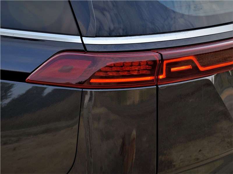 Фото KIA Carnival - Задние фонари у дорогих версий — тоже с «ломаными линиями» из светодиодов