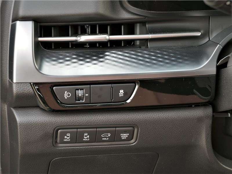 Фото KIA Carnival - Кнопками слева от рулевого колеса можно управлять движением задних пассажирских дверей, электроприводом двери багажника, а также блокировать их 