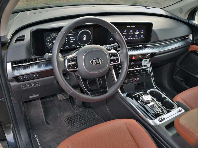 Фото KIA Carnival - Салон нового минивэна — одновременно технократичный и уютный. Выглядит дорого и богато
