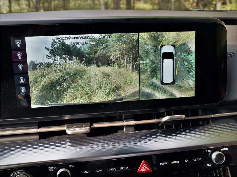 Фото KIA Carnival - На центральном дисплее — картина «Сенокос». Ее «авторы» — камеры кругового обзора 