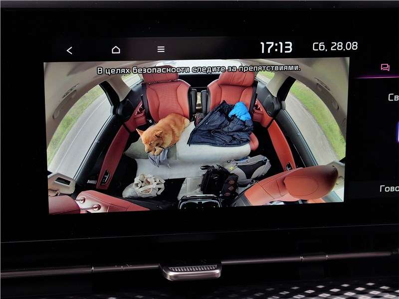 Фото KIA Carnival - Интересная функция: специальная камера позволяет передним седокам следить за происходящим в задней части салона