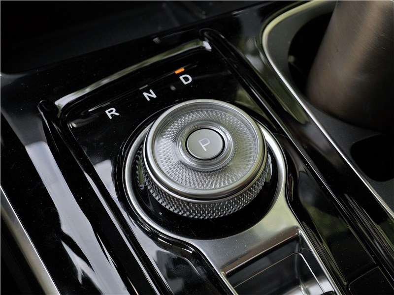 Фото KIA Carnival - Вращающийся джойстик трансмиссии логичен и, в целом, удобен. Только вот правую руку по привычке примостить не на чем