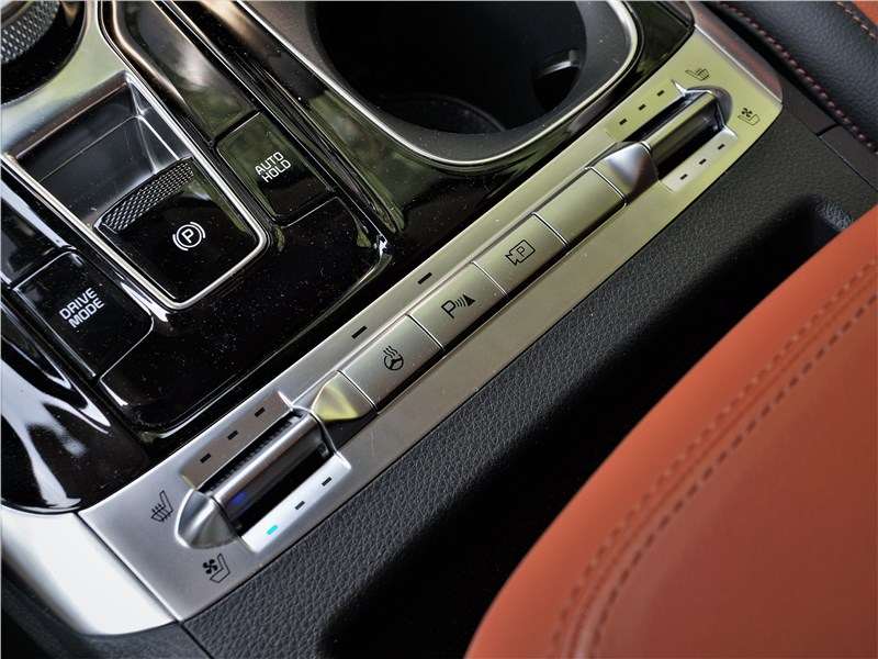 Фото KIA Carnival - Еще один ряд функциональных кнопок. Удобно: клавиши управления подогревом и вентиляцией передних кресел расположены у самых кресел, найдете их сразу
