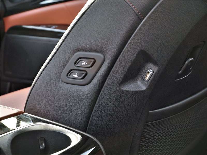 Фото KIA Carnival - На боковине спинки переднего пассажирского кресла находим не только «директорские» кнопки, но и разъем USB. Такой же есть и на водительском кресле
