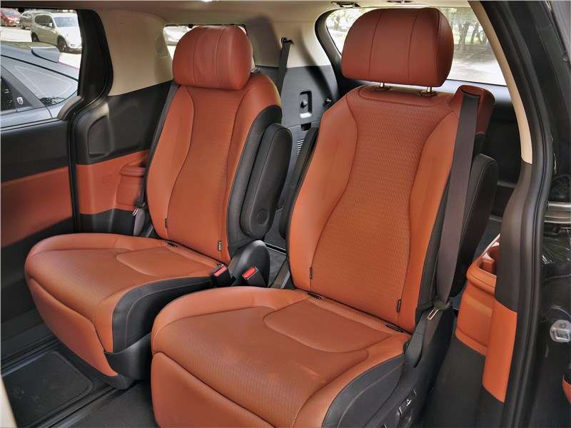 Фото KIA Carnival - А теперь приступим к самому интересному: трансформации задних рядов кресел. В данной версии — шесть мест, второй ряд образуют два сиденья