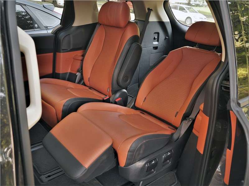 Фото KIA Carnival - Каждое из кресел второго ряда можно привести в «полулежачее» положение...