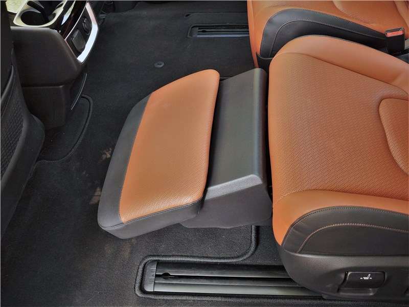 Фото KIA Carnival - ...и при желании дополнительно увеличить длину подножки-«оттоманки»