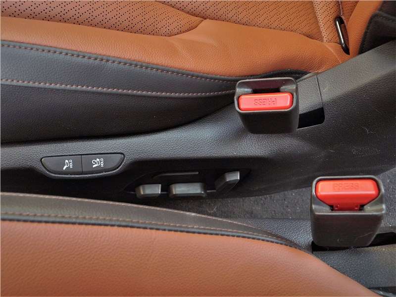 Фото KIA Carnival - ...а также предлагают седокам ряд электронастроек, фактически таких же, как у передних сидений