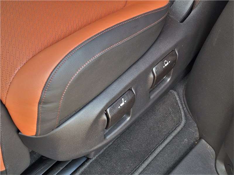 Фото KIA Carnival - На наружных боковинах кресел второго ряда выполнены рукоятки,…
