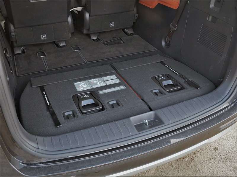 Фото KIA Carnival - Сиденья третьего ряда способны полностью складываться и «исчезать» в специальном подполье 