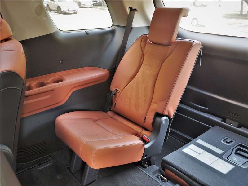 Фото KIA Carnival - Извлекаем кресло и приводим его в «сидячее» положение. Справа кресло одиночное, слева — сдвоенное. Их спинки регулируются по наклону